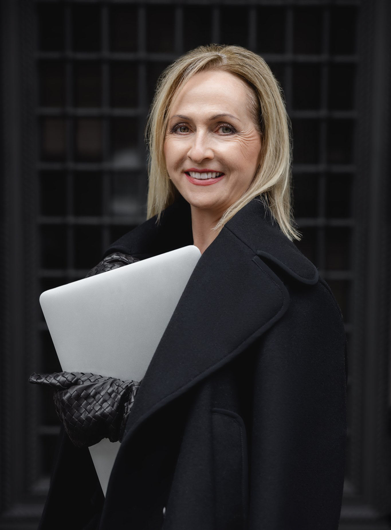 Nina Sprenger – Immobilienberaterin mit Laptop